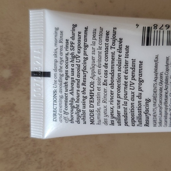 Elemis Dynamic Resurfacing Facial Wash - Picture 2 of 2